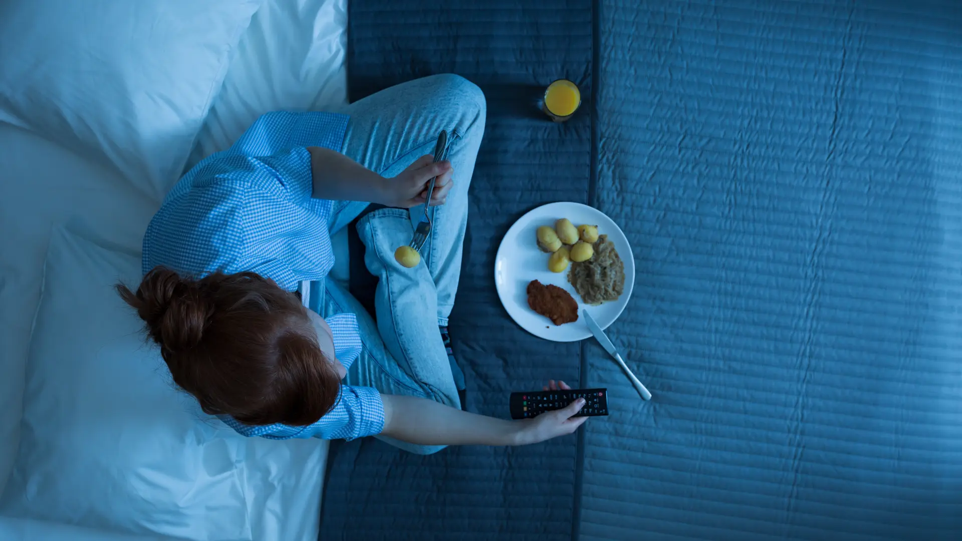 shutterstock_452642938 noć večera jedenje noću noć spavanje hrana loše navike nezdrave  gojenje nesanica-69da10cc3abc4.webp