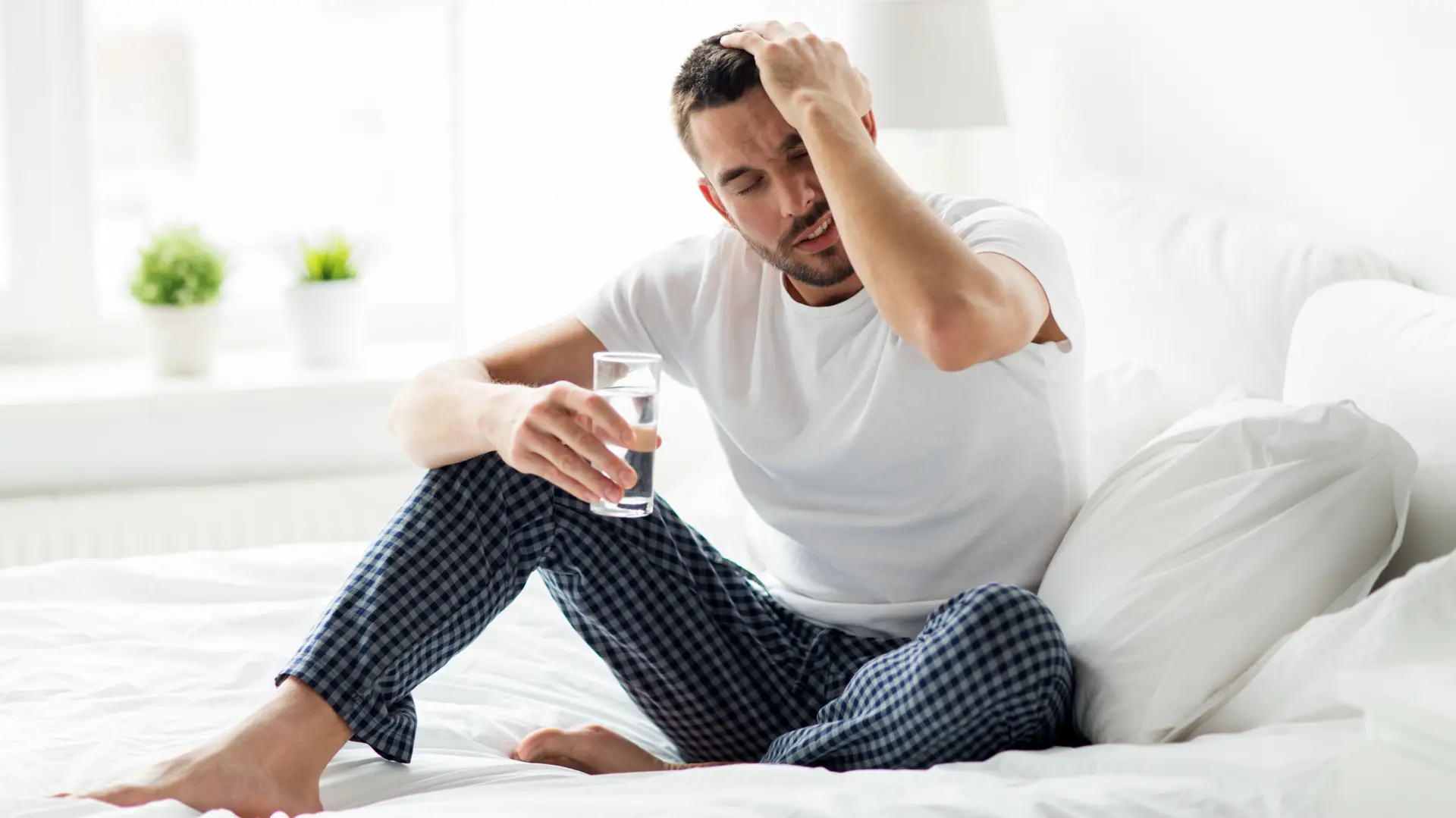 shutterstock_723012250 migrena jutro glavobolja dehidratacija voda jutro umor stres buđenje-69e0996180d1a.webp