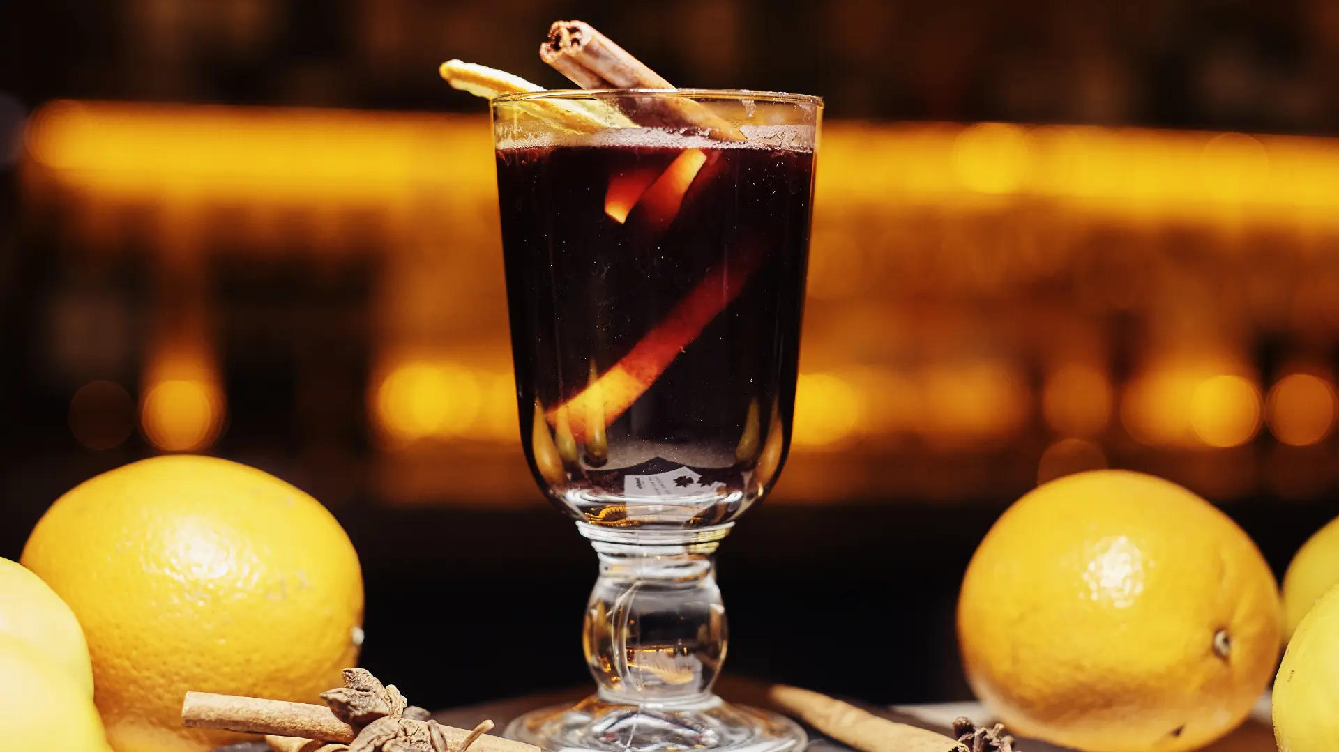 shutterstock_754987933 bambus alkohol kuvano vino crveno vino i kola piće-69d6408ddde59.webp