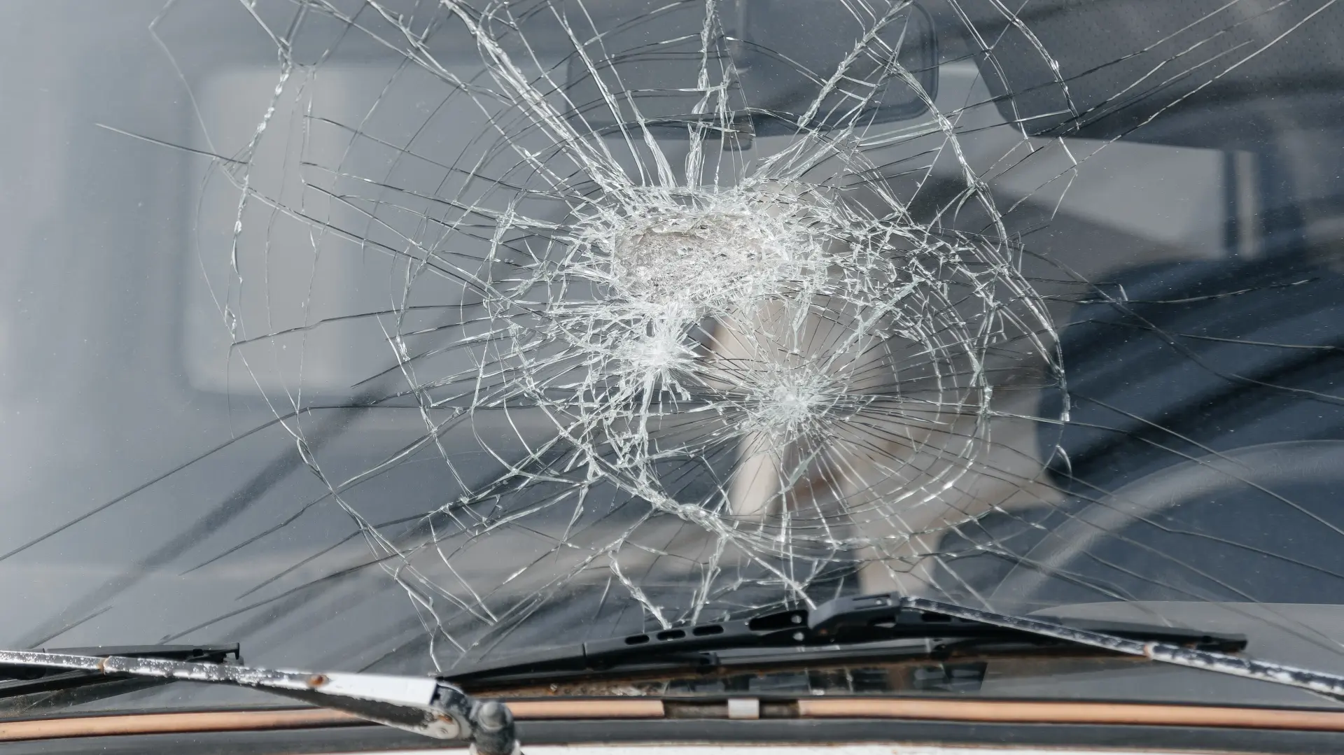 vetrobransko staklo polomljeno Shutterstock-69d8afcb2bf94.webp