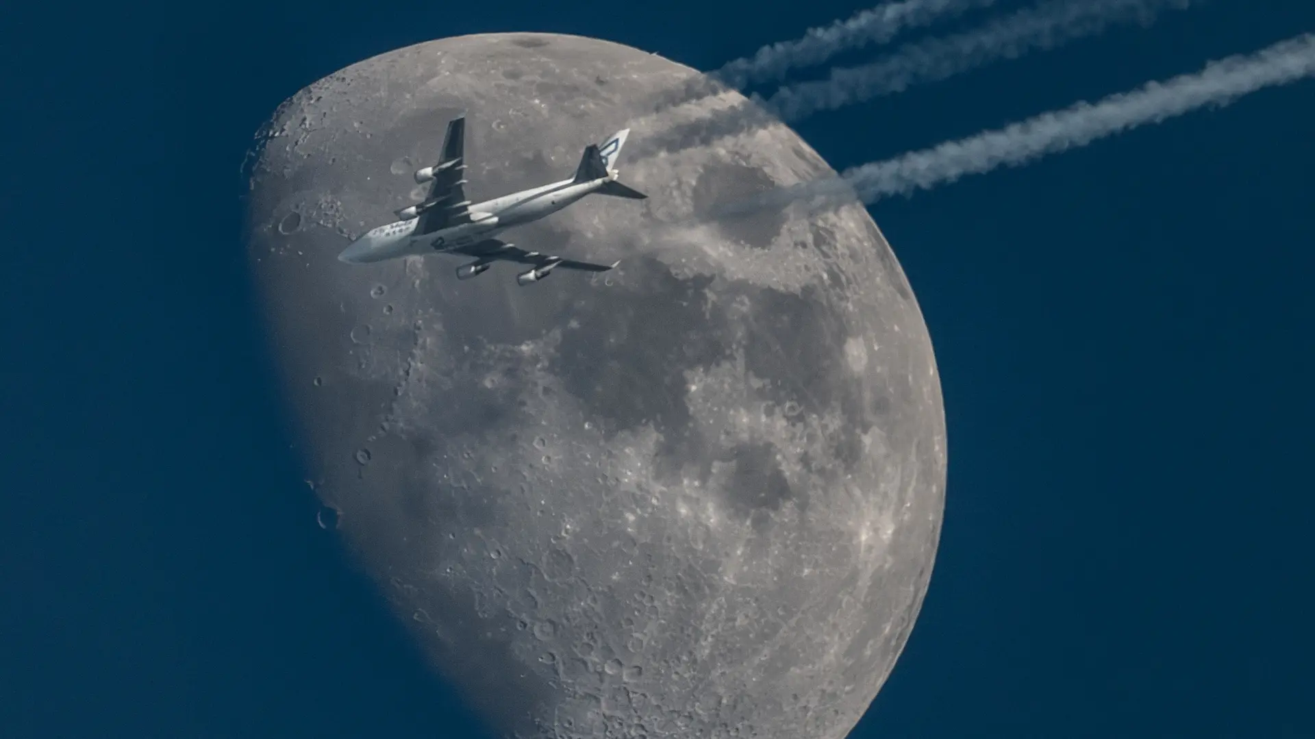 Boris Roesslerdpa via AP mesec avion astrologija-6a1585177ba57.webp