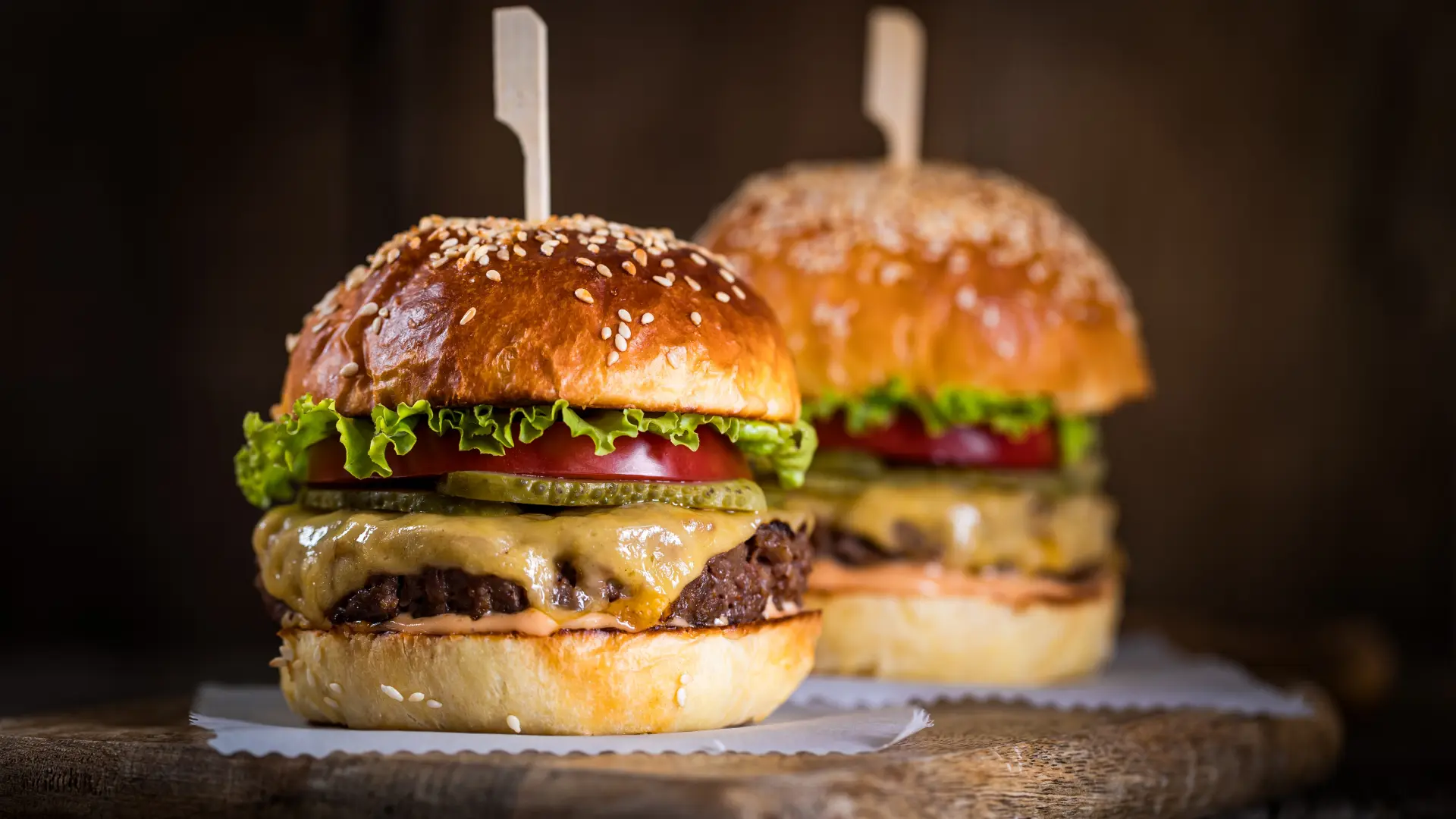 Burger hamburger shutterstock_2316946829-6a185f6e5b8ab.webp