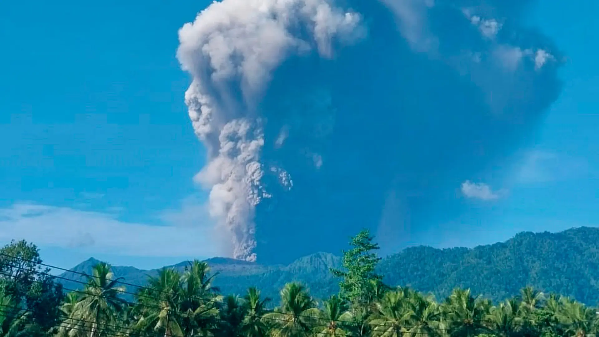 Dukono vulkan erupcija Tanjug Badan Geologi via AP-6a09c51de3dc4.webp