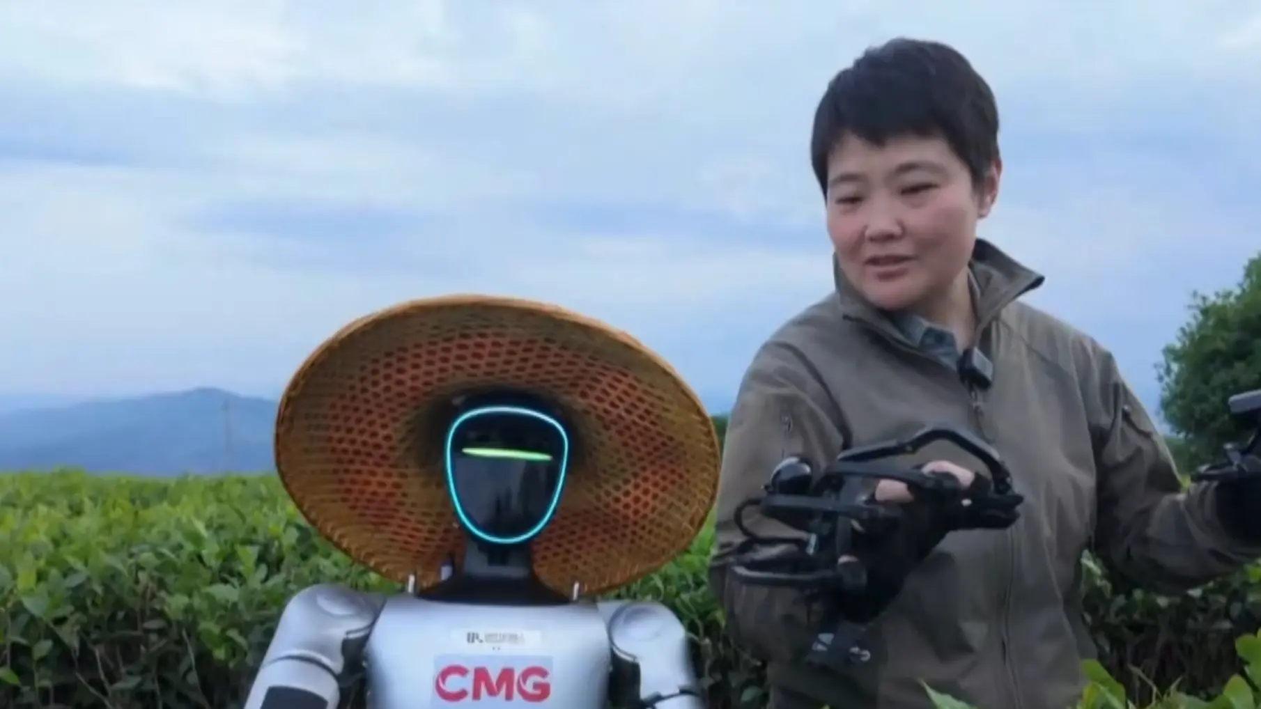 Humanoidni robot polje čaja Kina Youtube CCTV Video News Agency Printscreen-6a1839a2939be.webp