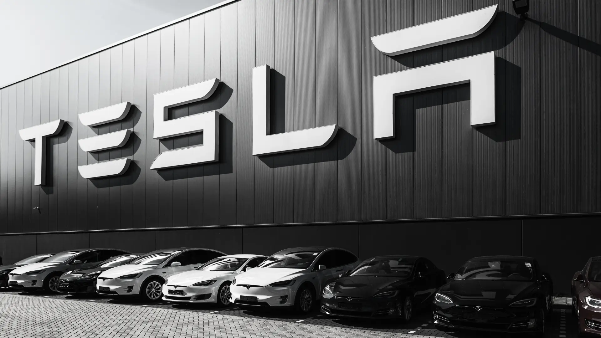 Tesla automobili Shutterstock-69fb0f7c8942a.webp