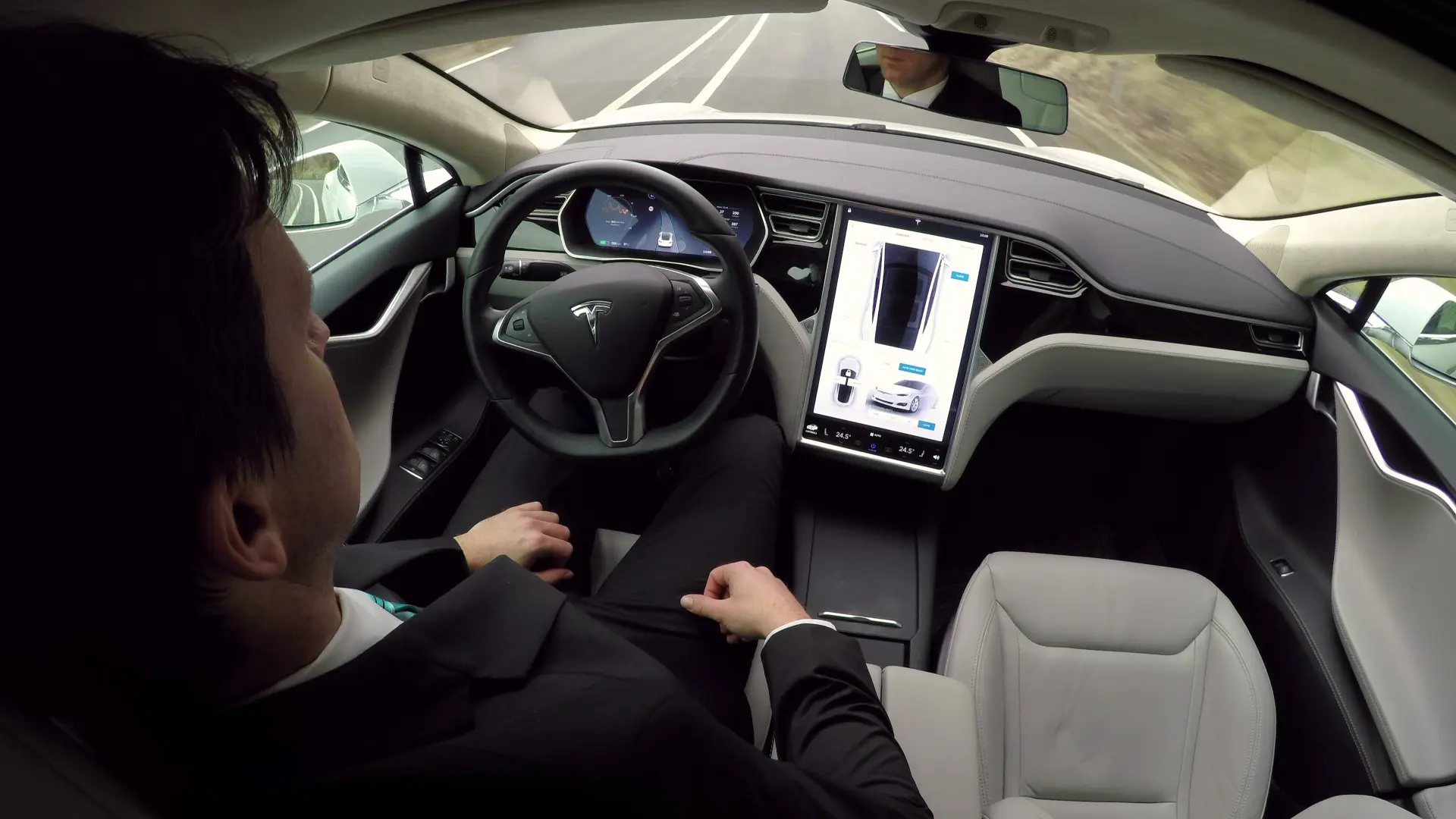 Tesla autopilot automobil Shutterstock-69fce7e5e30b7.webp