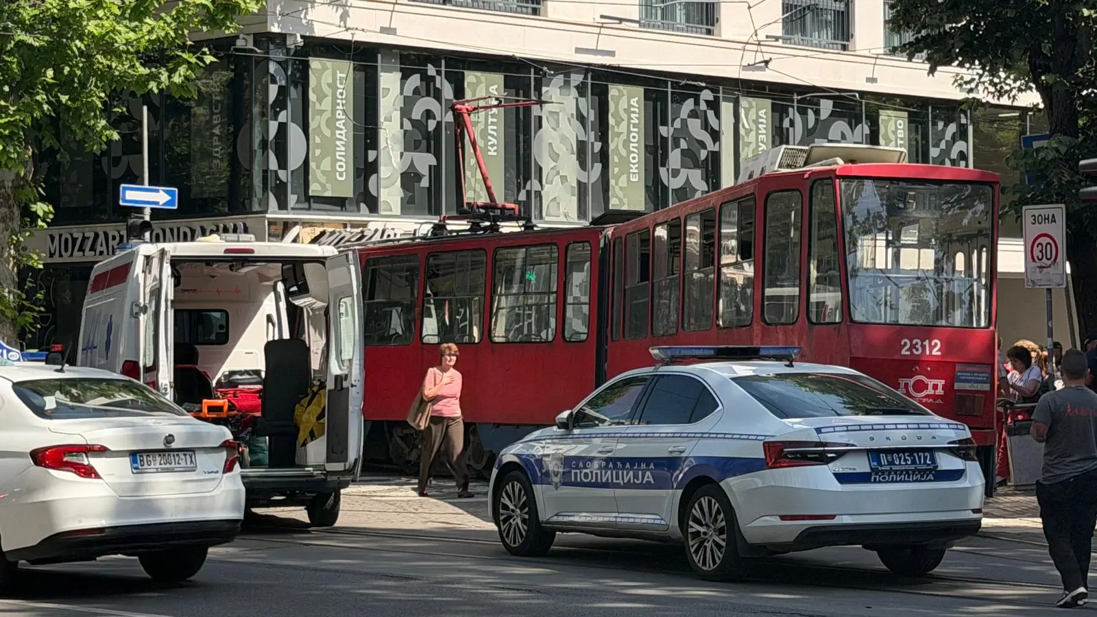 Tramvaj iskočio iz šina Dorćoć policija TANJUG VLADIMIR ŠPORČIĆ (8)-6a140682da459.webp