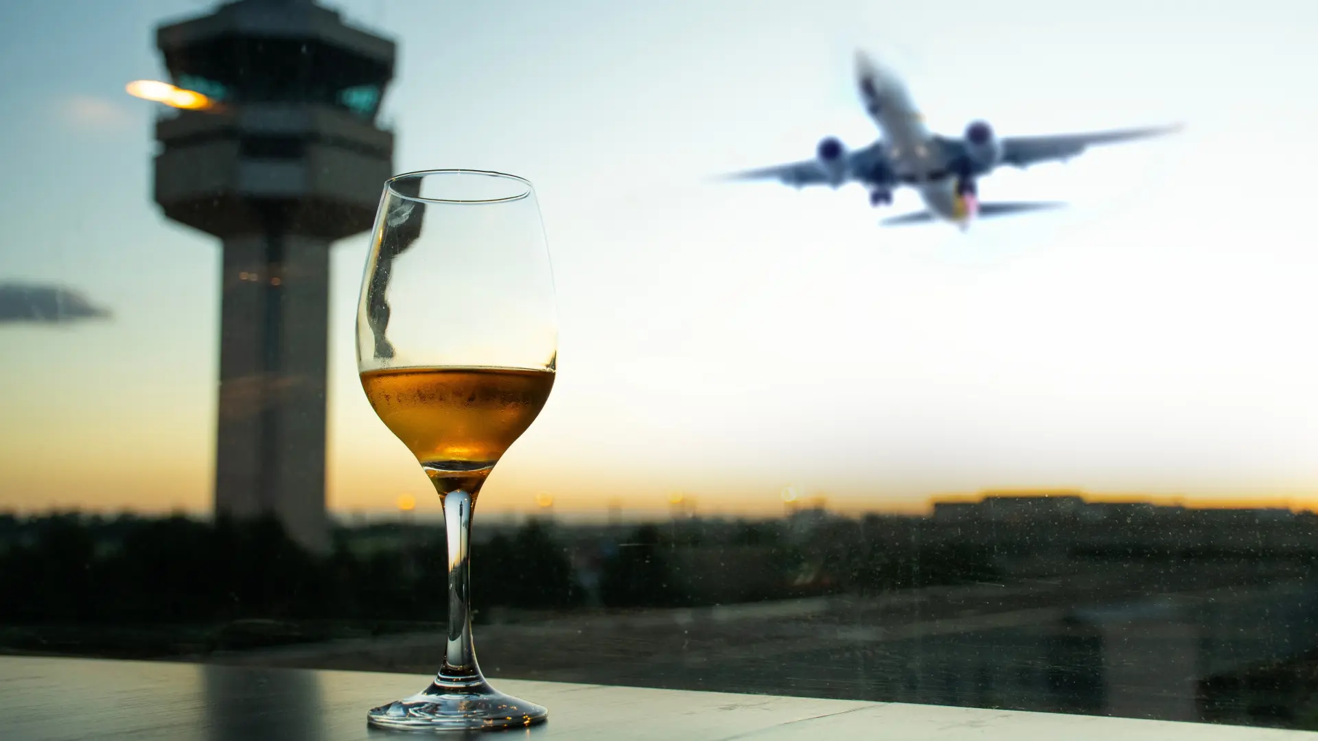 alkohol aerodrom avion Shutterstock-69fb195dc6e0e.webp