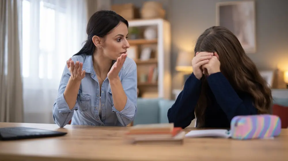 mama i ćerka, roditelji i deca, roditelji, odrasla deca, roditeljstvo, shutterstock-69fcd2cb04f0d.webp
