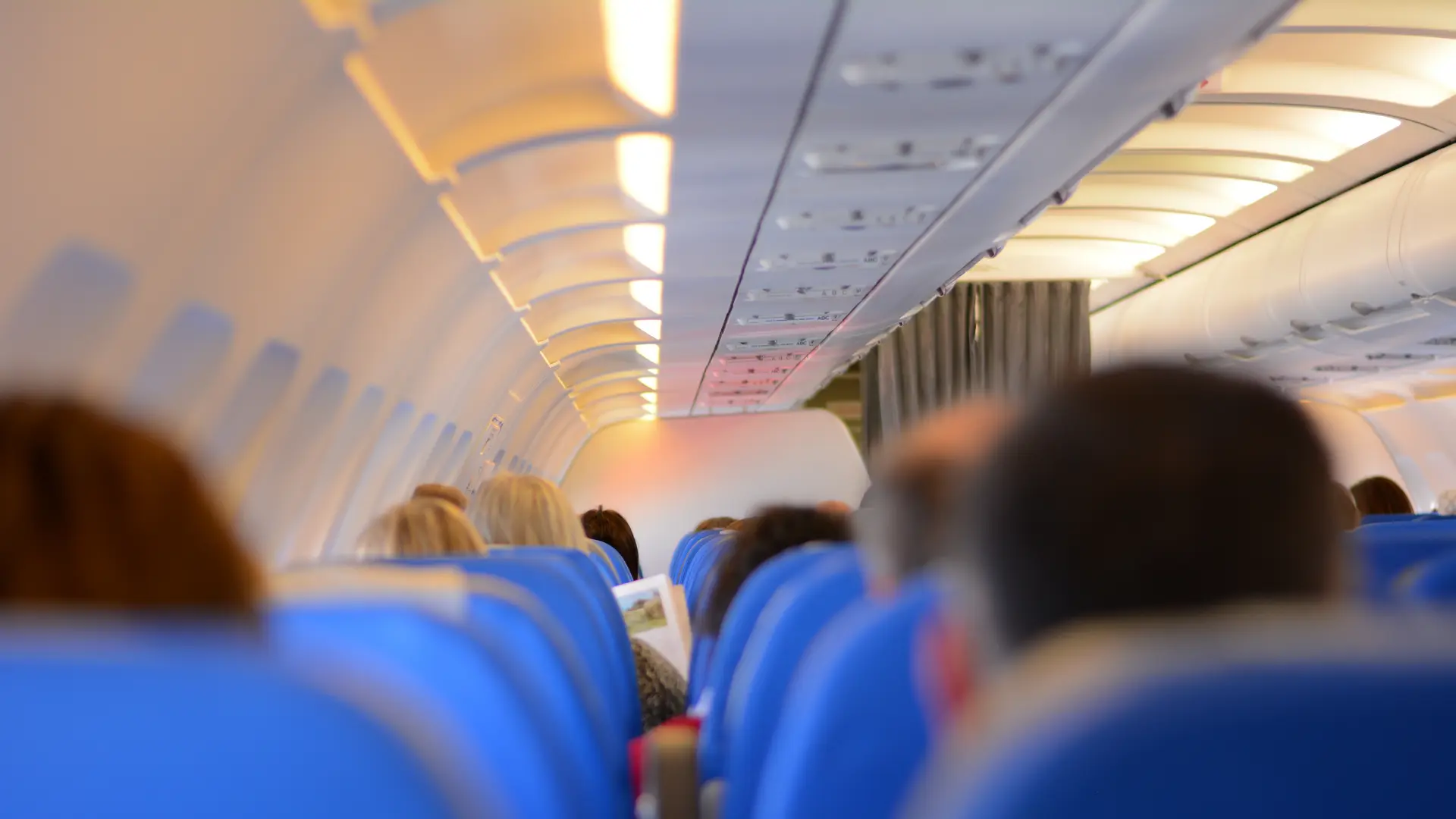 putnički avion enterijer unutrašnjost aviona putnici pixabay-6a1ac3774ebeb.webp