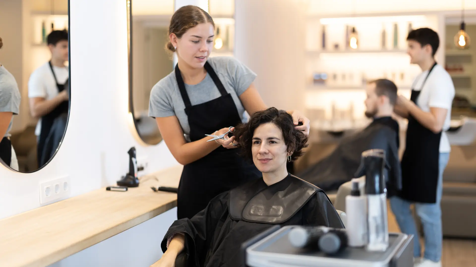 shutterstock, frizerski salon, frizer, šišanje, feniranje-69f77e62c445b.webp