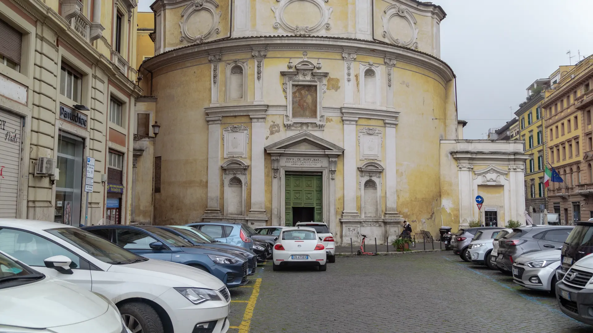 shutterstock, parking Rim, Italija, automobili-6a0d9220bfddb.webp