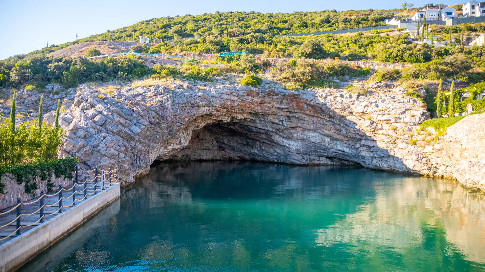 shutterstock, plava špilja, crna gora-6a16e1fac8637.webp