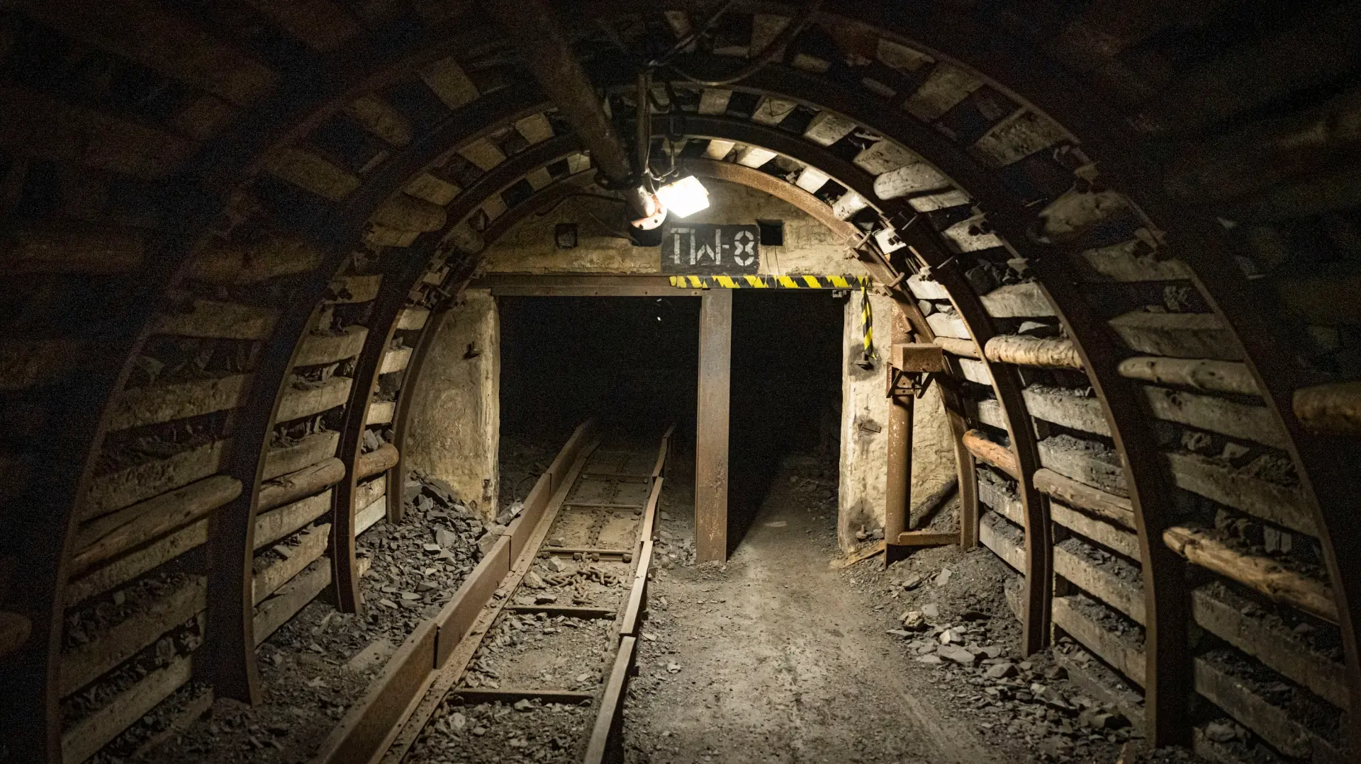 shutterstock, rudnik, kopanje, tunel-6a059b0ca82fb.webp
