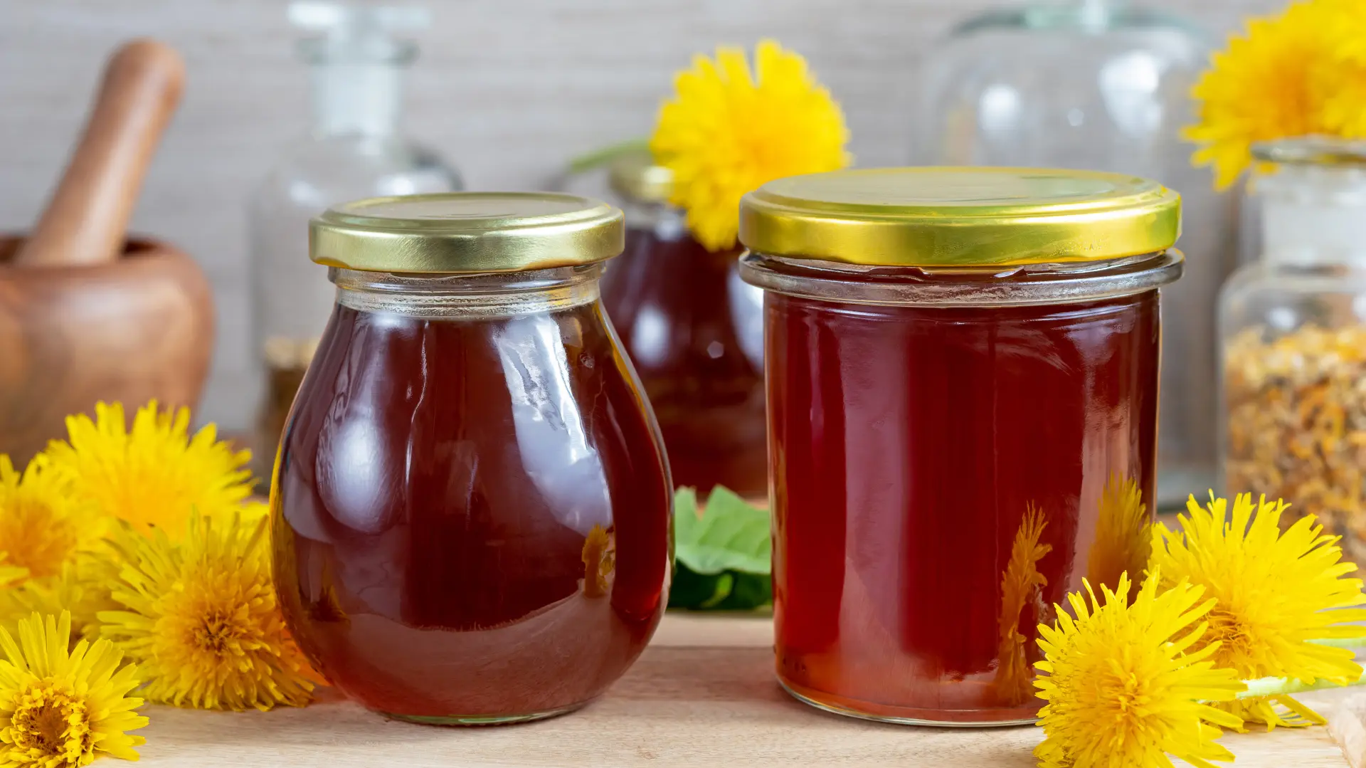shutterstock_1083588923 sirup men od maslačka maslačak biljni med cvetni med-6a159a09eb9c4.webp