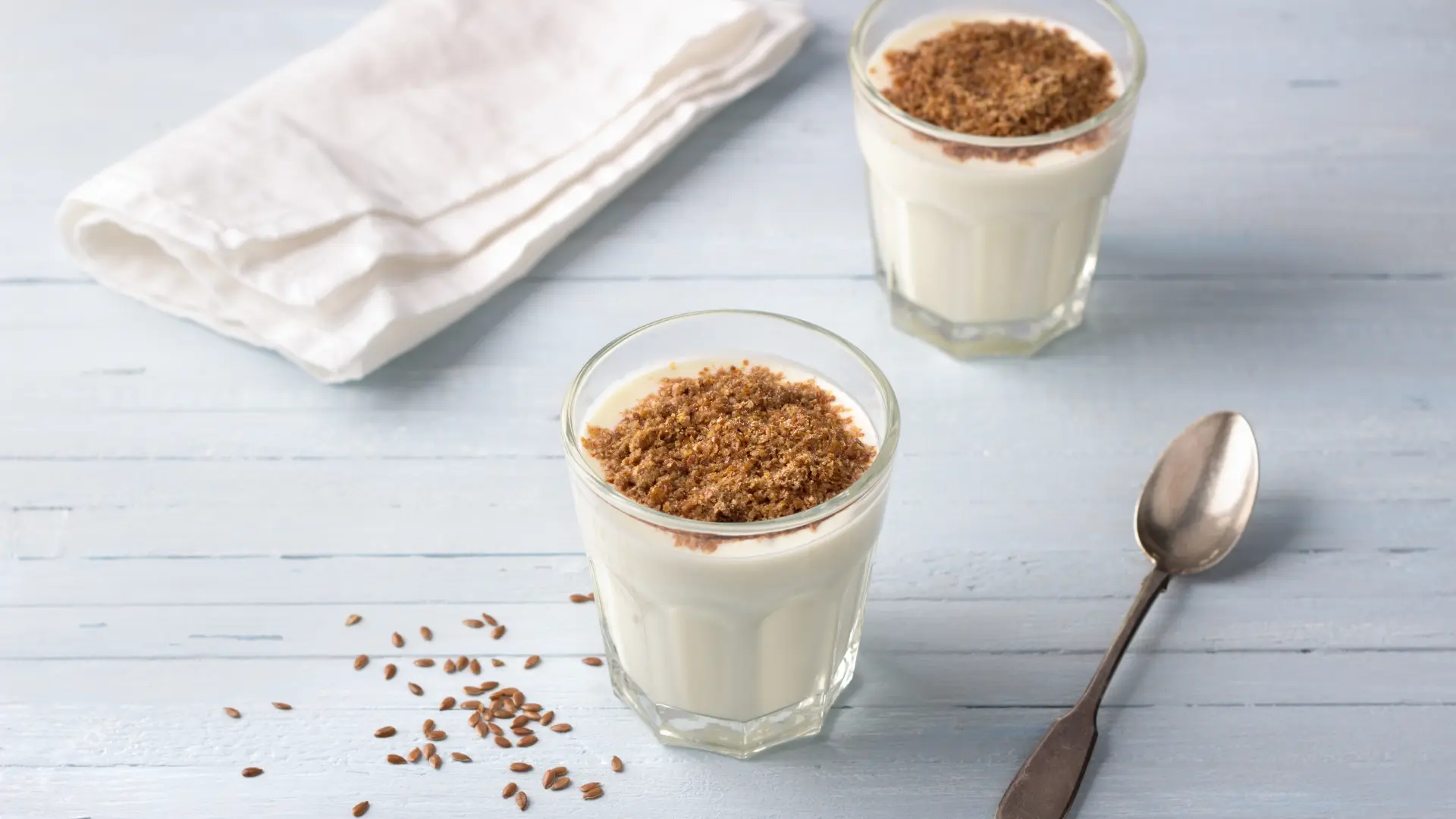 shutterstock_1711873327 grčki jogurt laneno seme creva probava-69fafb1cce7fd.webp