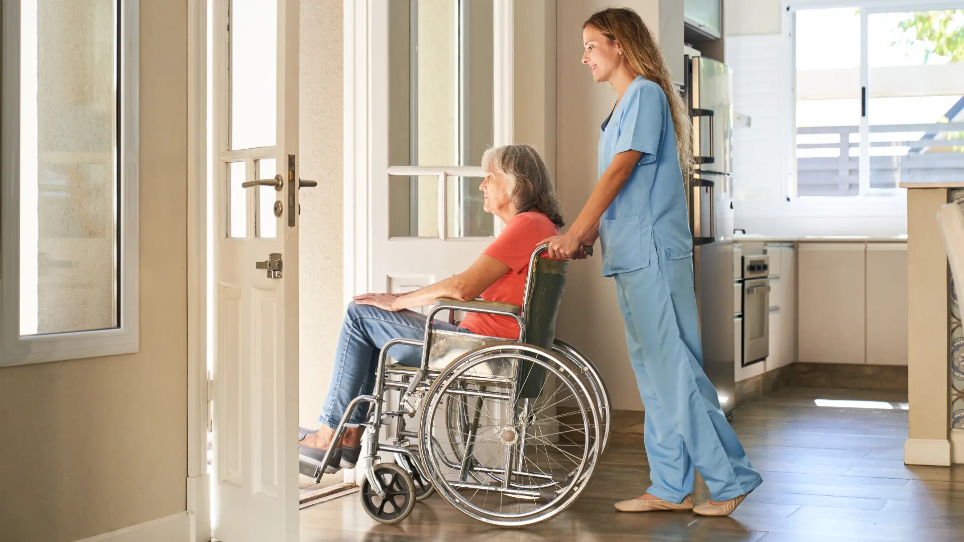 shutterstock_2046706850 multiple sclerosis multipla skleroza nepokretna žena starica starost dom za stare bolnica alchajmer demencija-6a169b28dff8c.webp