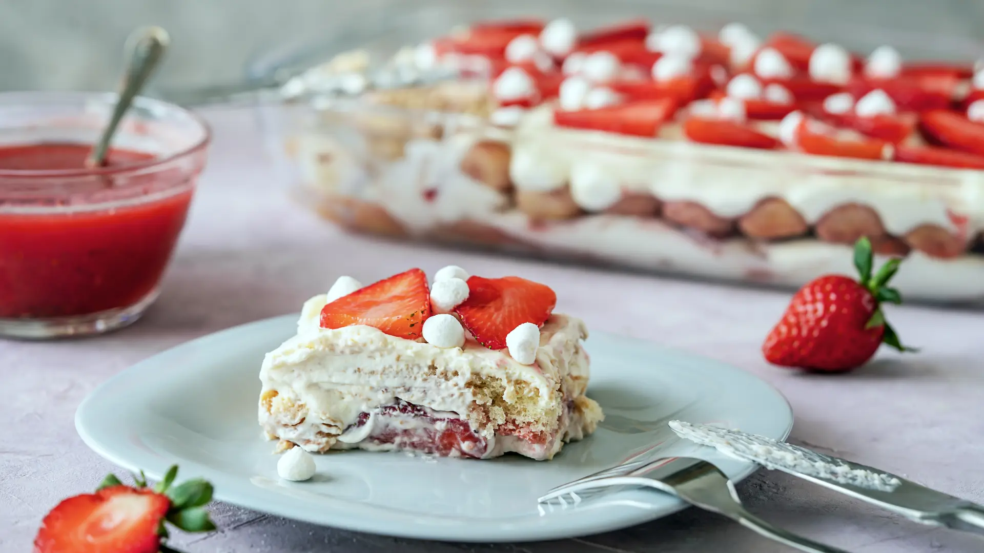shutterstock_2306544809 tiramisu sa jagodama kolač sa jagodama jagode-69fda1fd8916c.webp