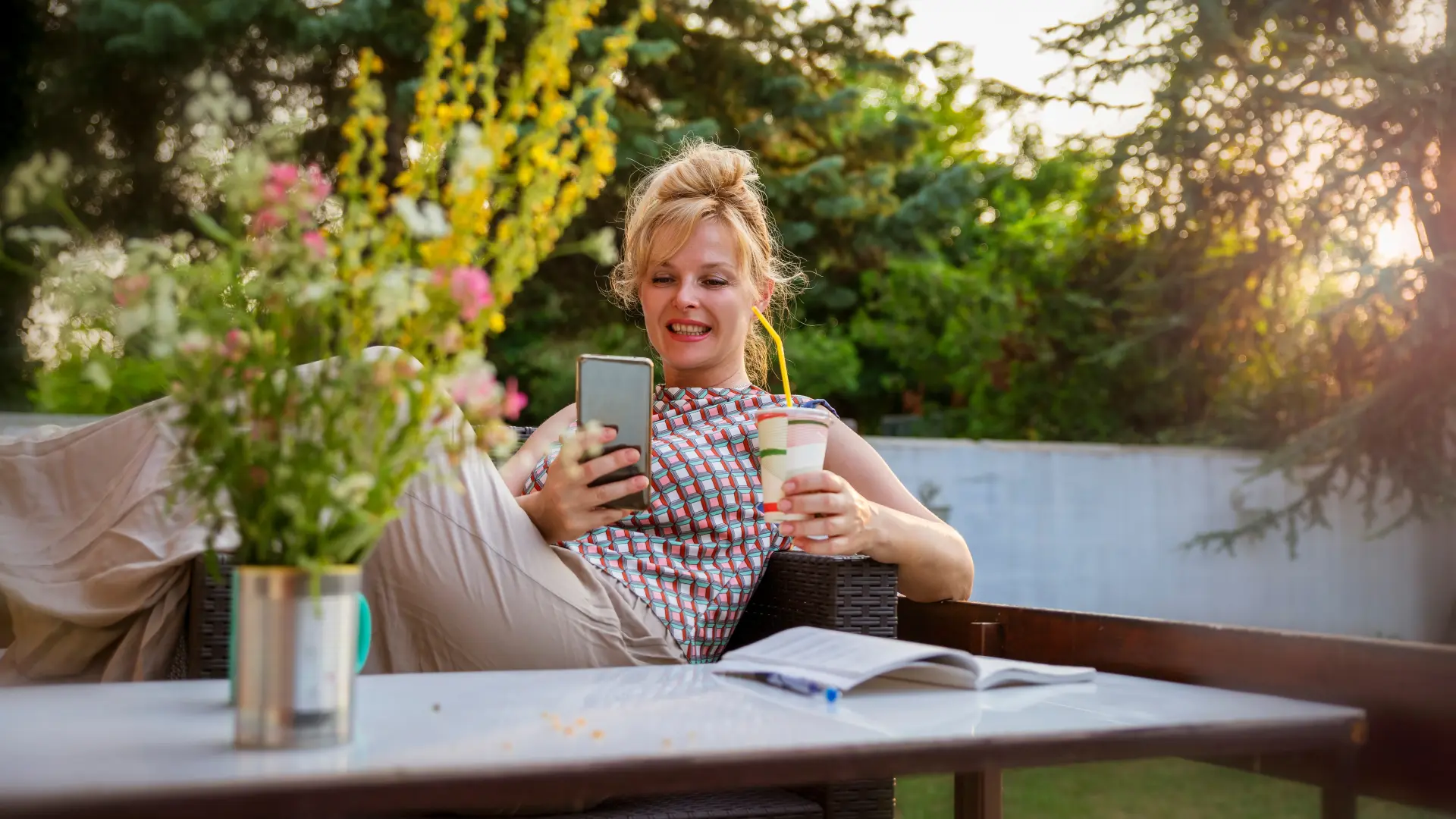 shutterstock_2346766555 terasa telefon uživanje dvorišđte proleće leto odmor kafa-69ff104a504e1.webp