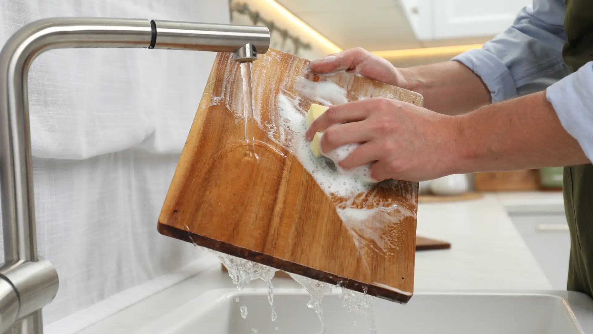 shutterstock_2400644217 daska za sečenje pranje čišćenje-6a16cbfb63ec4.webp