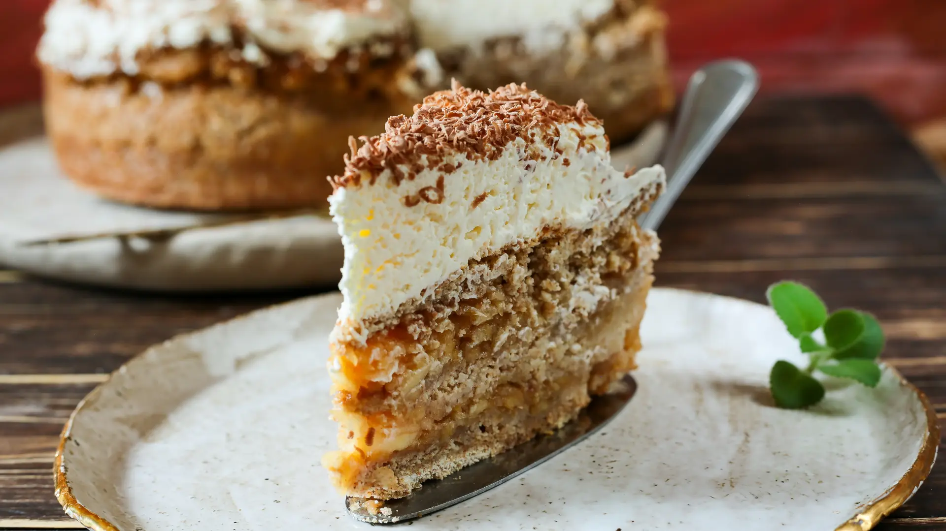 shutterstock_2405484947 starinska torta sa orasima lešnikom kolač-69faef1698672.webp