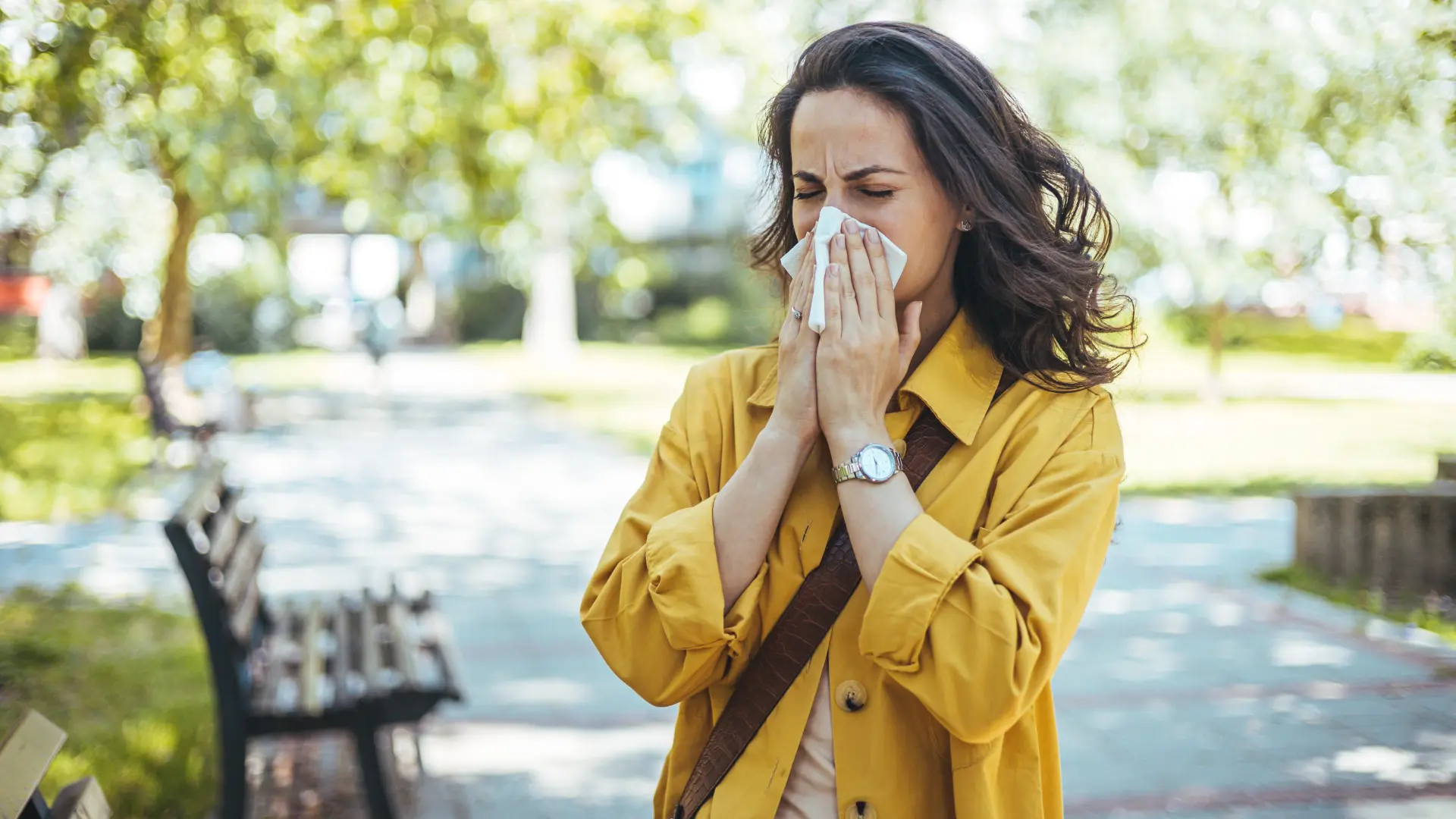 shutterstock_2427484165 alergija prehlada proleće polen curi nos-69fc4dea2be2f.webp