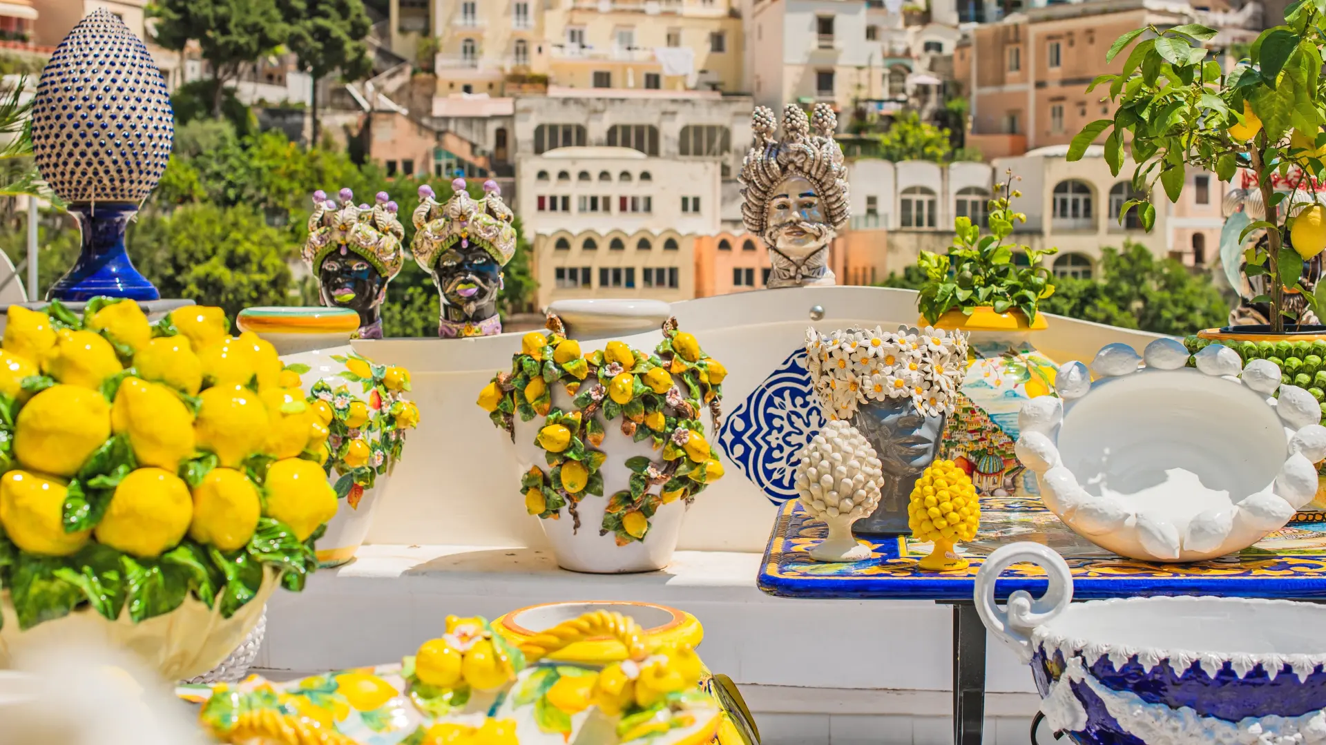 shutterstock_2471998073  Amalfijskoj obali- Amalfitani amalfi coast italija odmor sicilija-69fc43e7d2f1d.webp