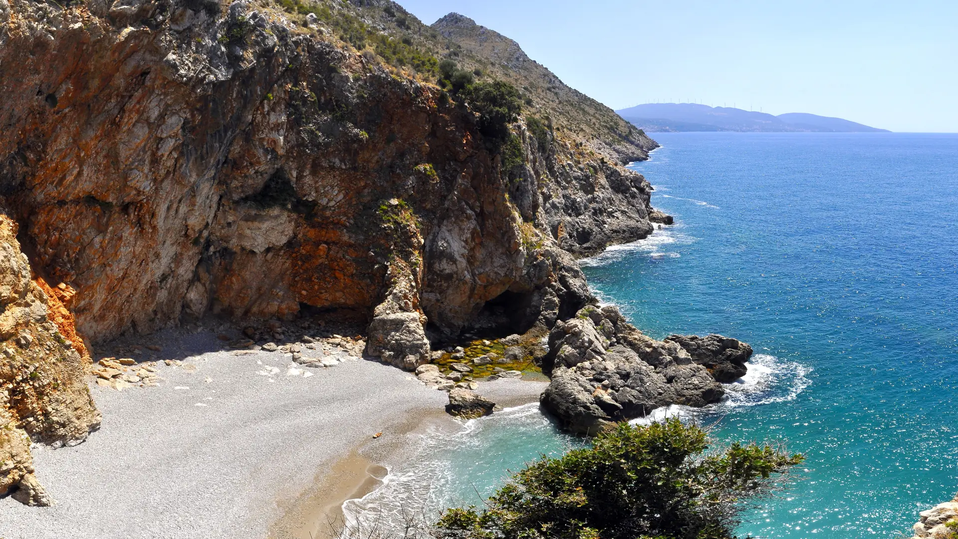 shutterstock_2515126175 crvena stijena beach crvena stena montenegro crna gora plaža more-6a0721ae00536.webp