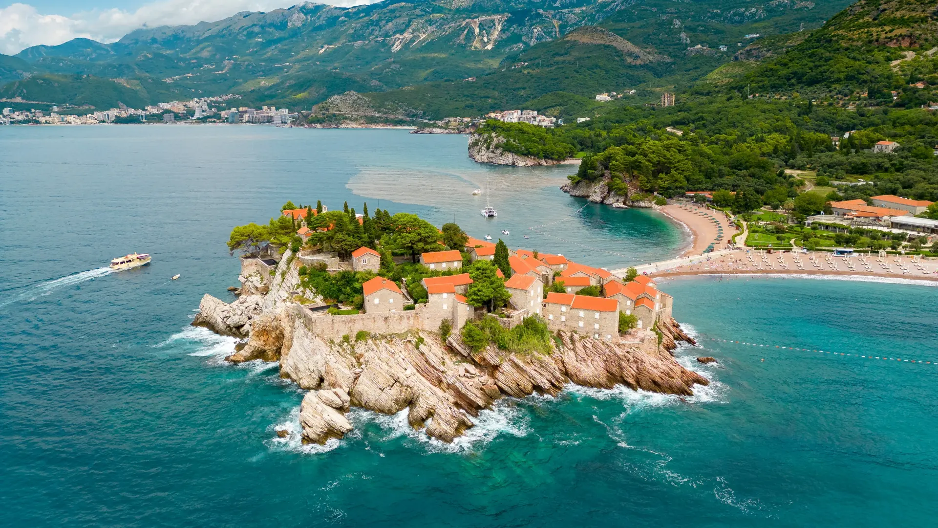 shutterstock_2530182089 sveti stefan montenegro crna gora plaža more leto-6a07010449cda.webp