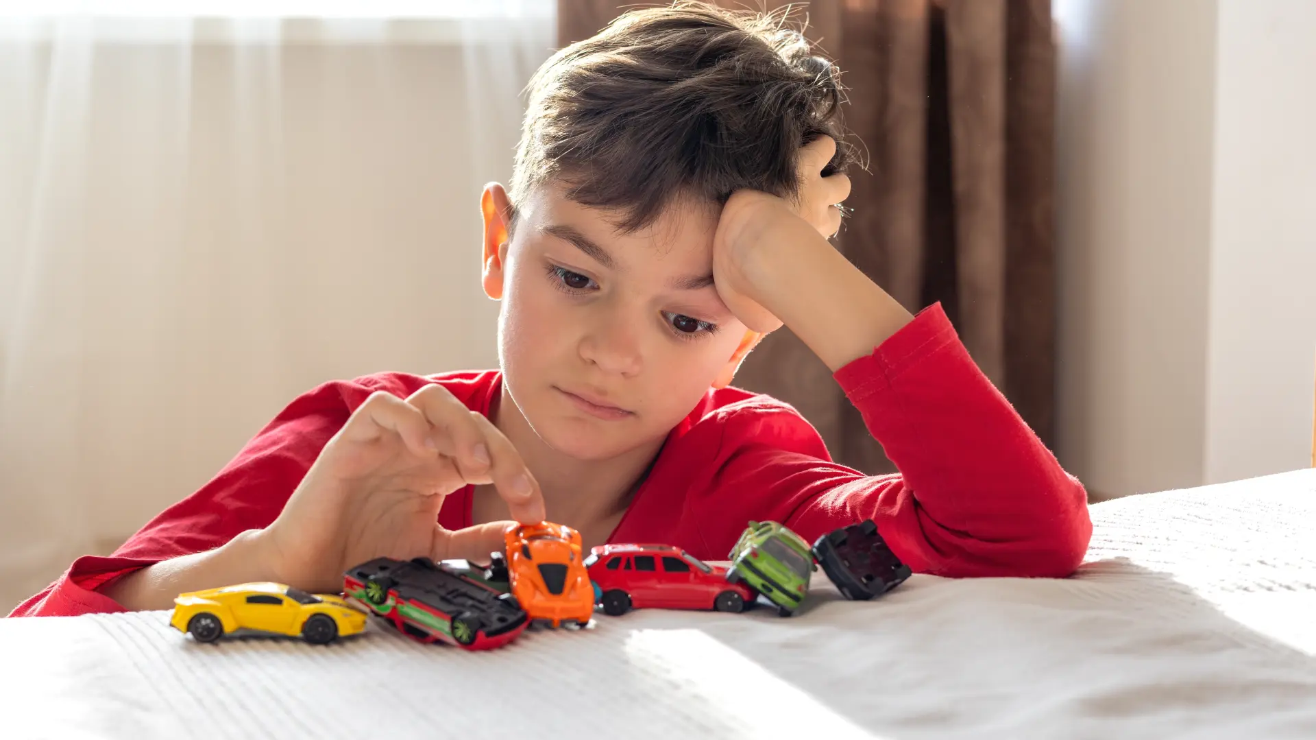 shutterstock_2596468771 dečak deca igračke autizam dosada dete-69fb38c101703.webp