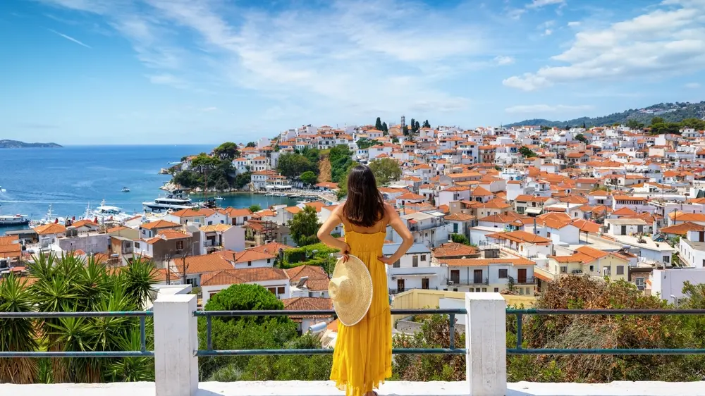 shutterstock_2603441931 haljina, žuta haljina, moda, putovanja, pogled, vidikovac, šešir, horoskop-69f859e3bf8bf.webp