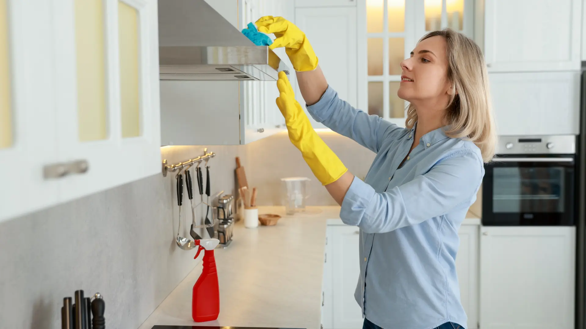 shutterstock_2619913105 čišćenje kuhinja kuhinje domaćica brisanje higijena kuća enterijer kuhinjski elementi-6a19b07edba2f.webp