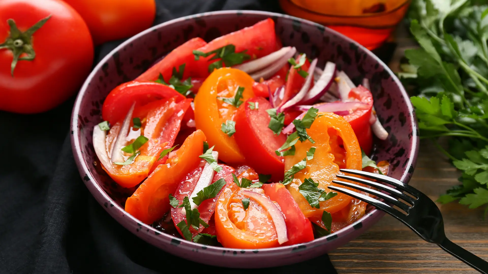 shutterstock_2676782771 paradajz salata-6a15c7563d4c4.webp
