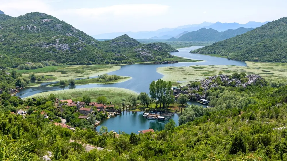 shutterstock_2756419535 selo karuč, Skadarsko jezero, putovanja-6a11868942f23.webp