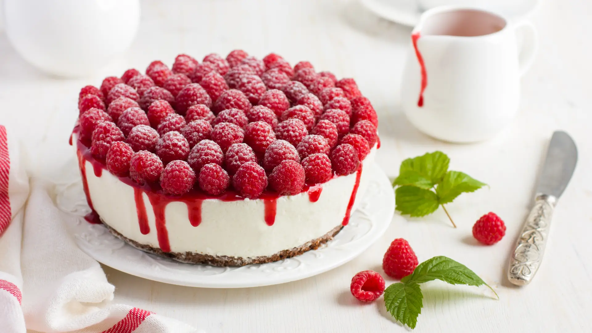 shutterstock_298762067 torta kolač sa malinama maline-6a1c1eea26244.webp