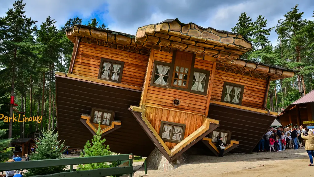 shutterstock_491597986 kuća koja stoji na krovu-6a0c3bbe9afcb.webp