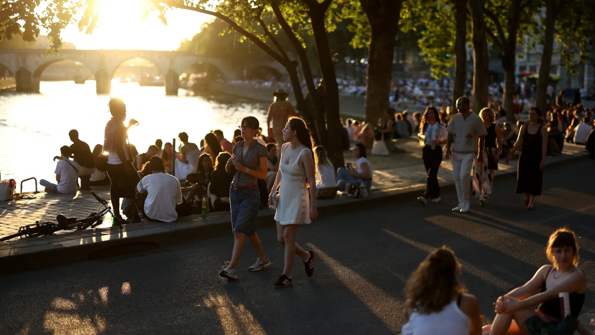 turisti pariz REUTERS Tom Nicholson-6a16c8ff4ae31.webp