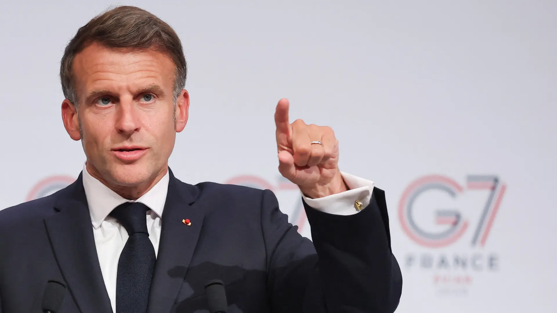 Emanuel Makron G7 REUTERS Christian Hartmann-6a32bd93f1c7f.webp