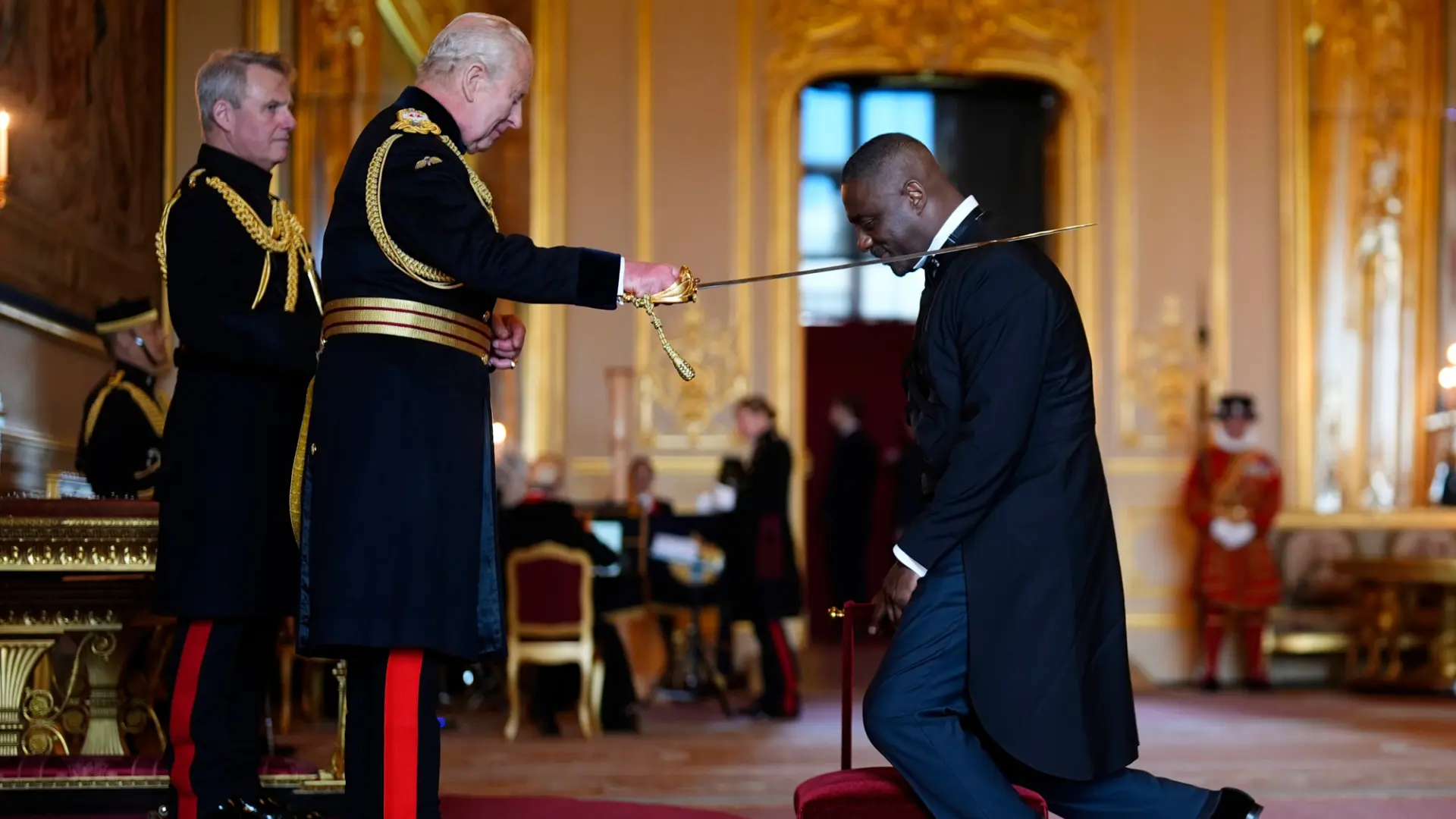 Idris Elba vitez kralj Čarls Tanjug Jordan Pettitt PA via AP-6a1fc553647a7.webp