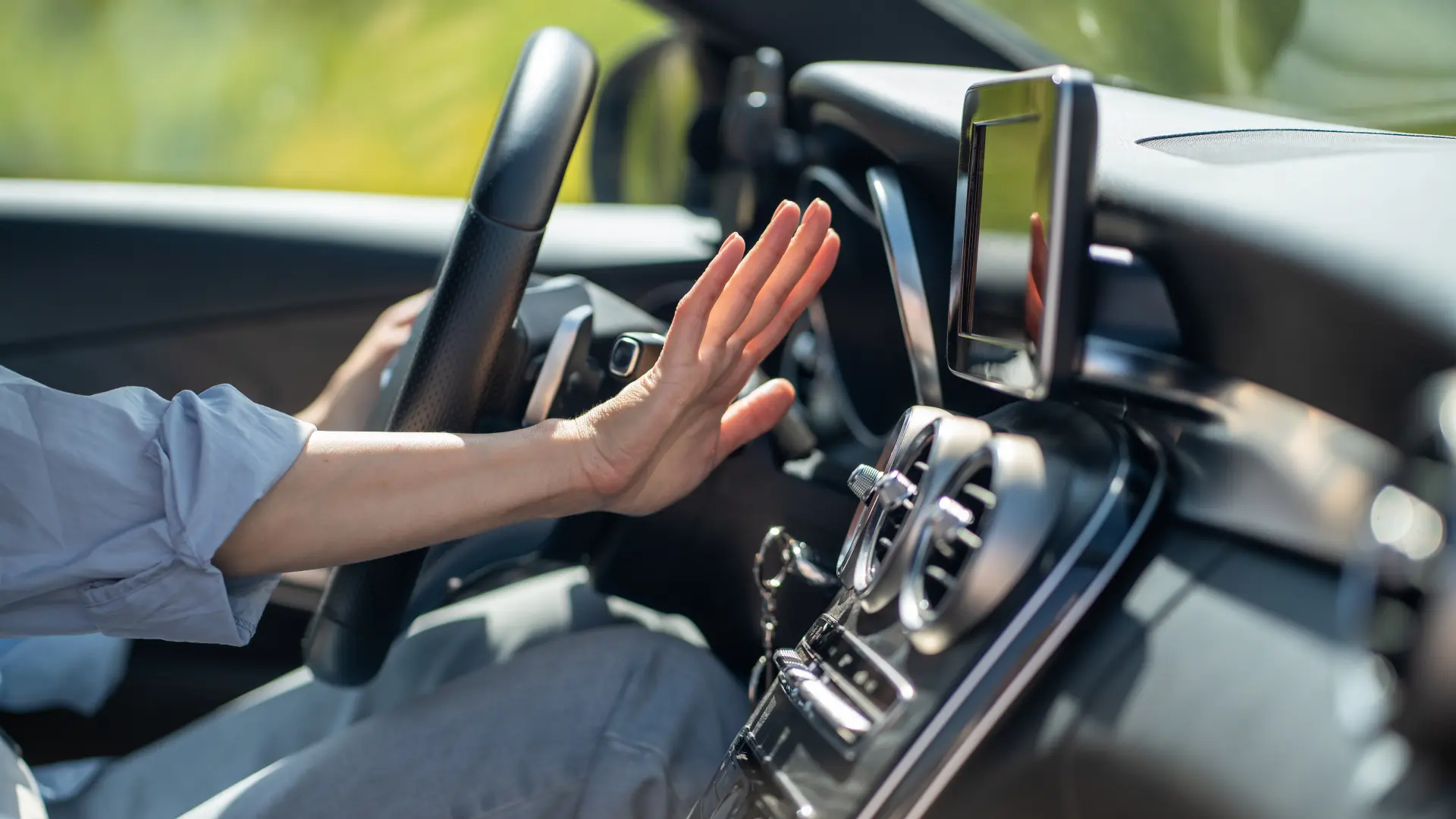 Klima uređaj automobil vožnja vozač shutterstock_2326173569-6a33cf4bce497.webp