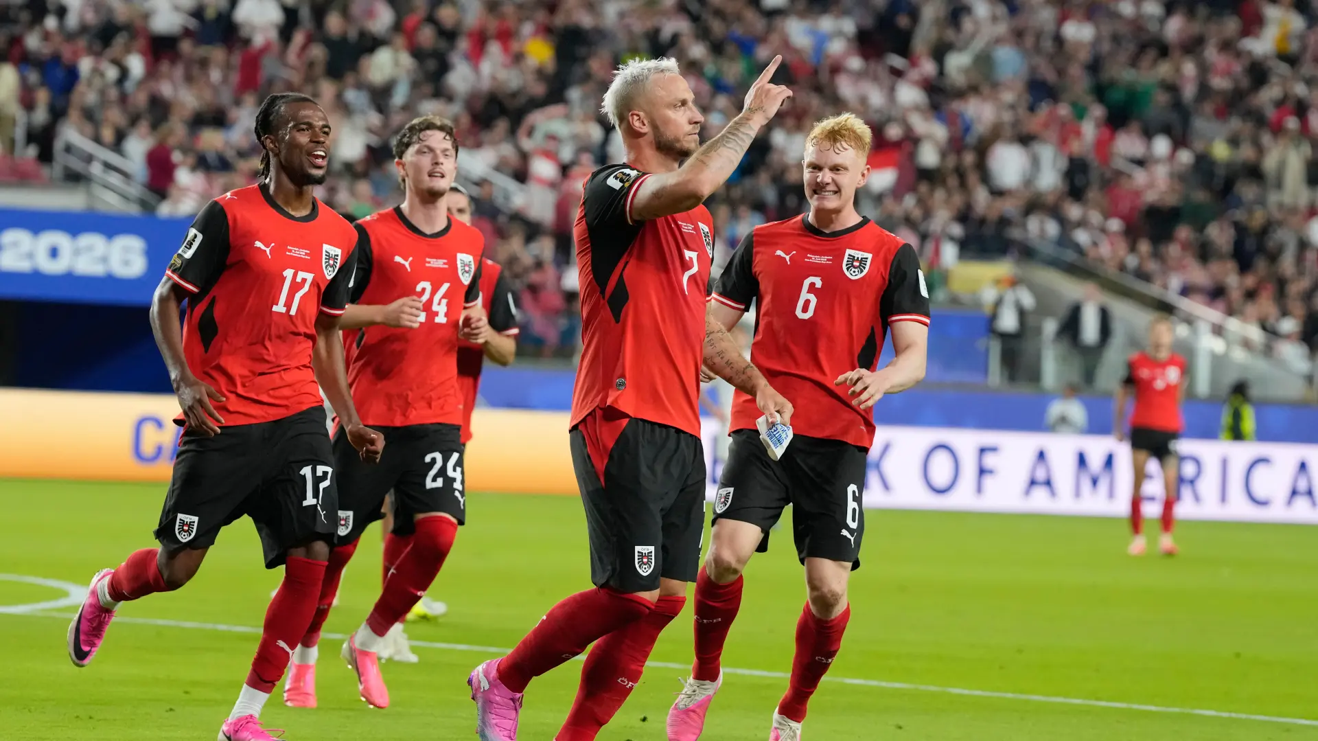 Marko Arnautović Austrija Jordan Mundijal Tanjug AP Photo Eugene Hoshiko-6a323cdca7ac0.webp