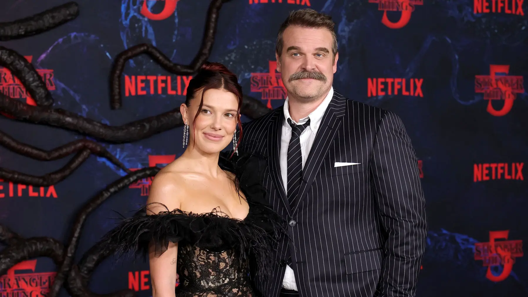 Mili Bobi Braun Dejvid Harbor KEVIN WINTER  Getty images  Profimedia-6a4029f77a1e5.webp