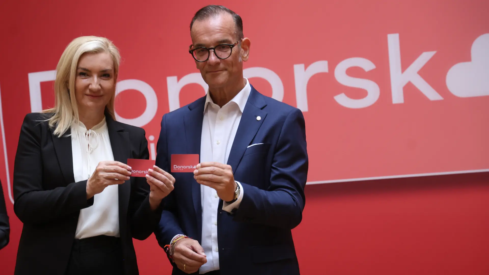 Prof. dr Ivana Stašević Karličić, državni sekretar Ministarstva zdravlja i Ronald Zeliger, Hemofarm sa donorskim karticama-6a23f2f55b49e.webp