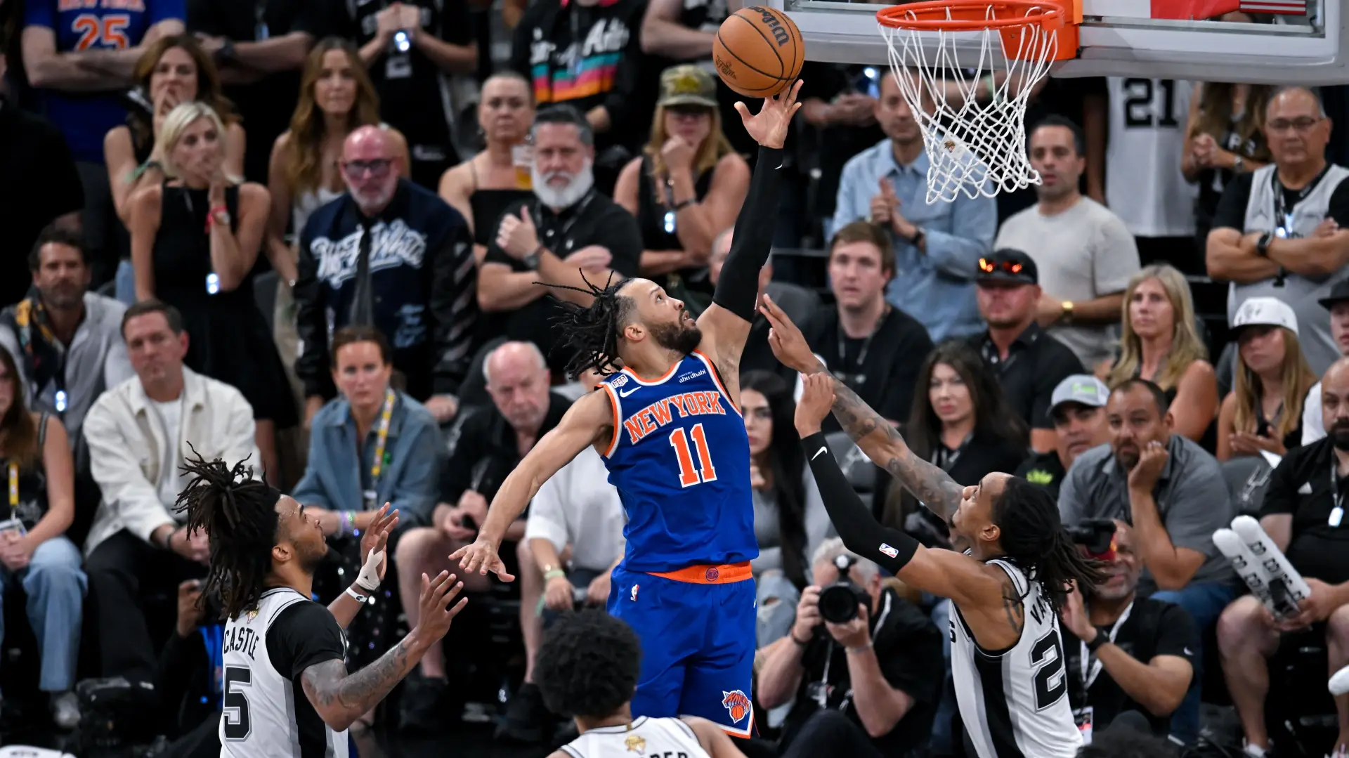 Tan2026-06-1406482152_6 dzejlen branson AP PhotoDarren Abate njujork niksi san antonio nba finale 2026-6a2e5a3aa2d4d.webp