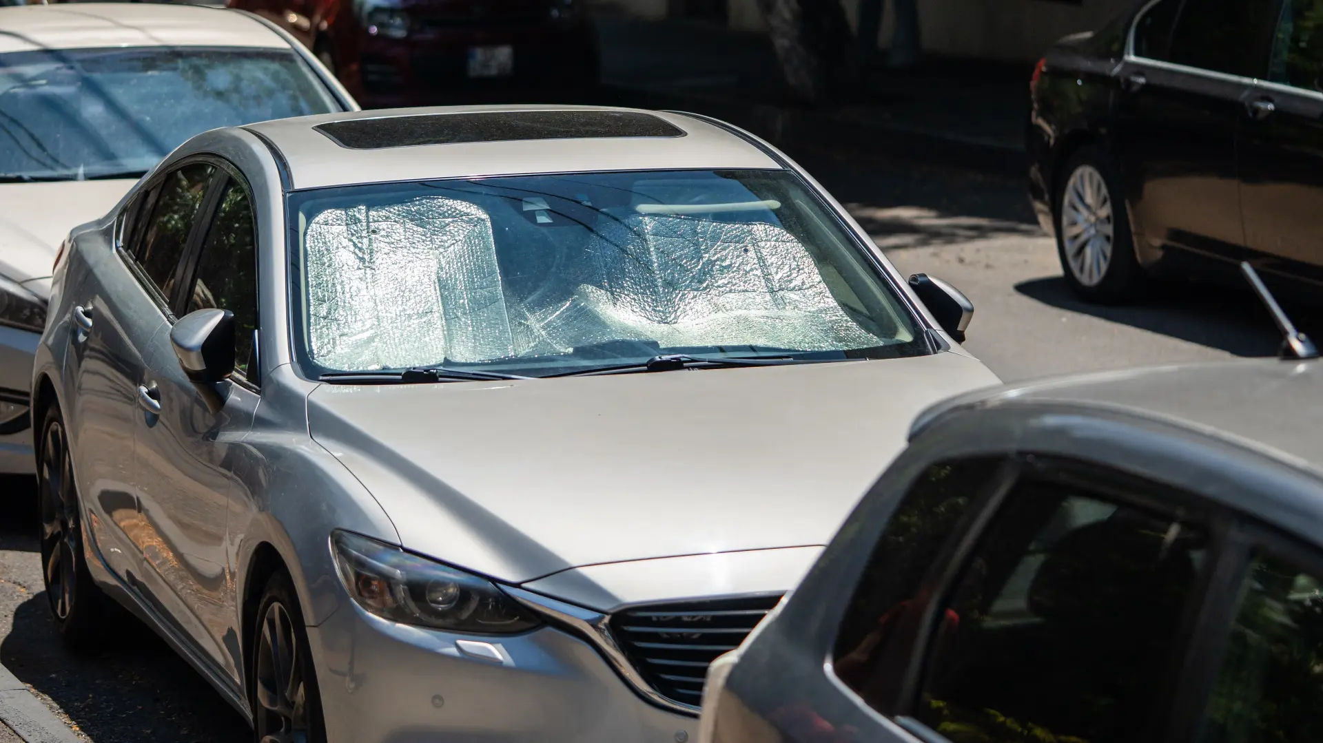 automobil sunce parking leto vrućina shutterstock_2638860989-6a410a824d09b.webp