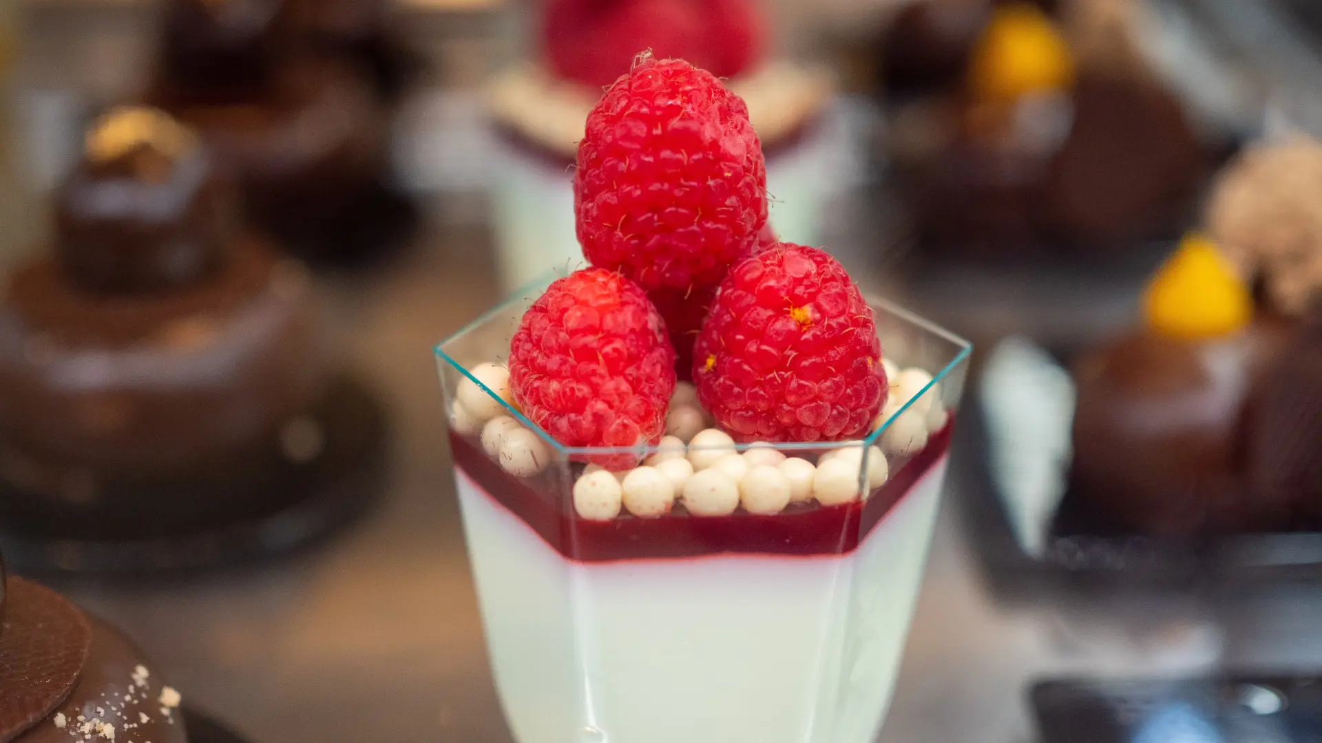 desert čaša maline grčki jogurt brzi kolač Pixabay-6a397c6786f01.webp