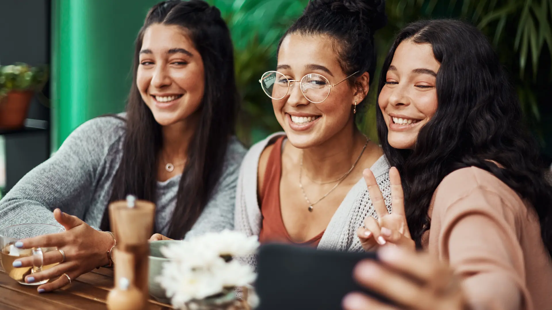 devojke selfi shutterstock_2487906255-6a2426106b392.webp