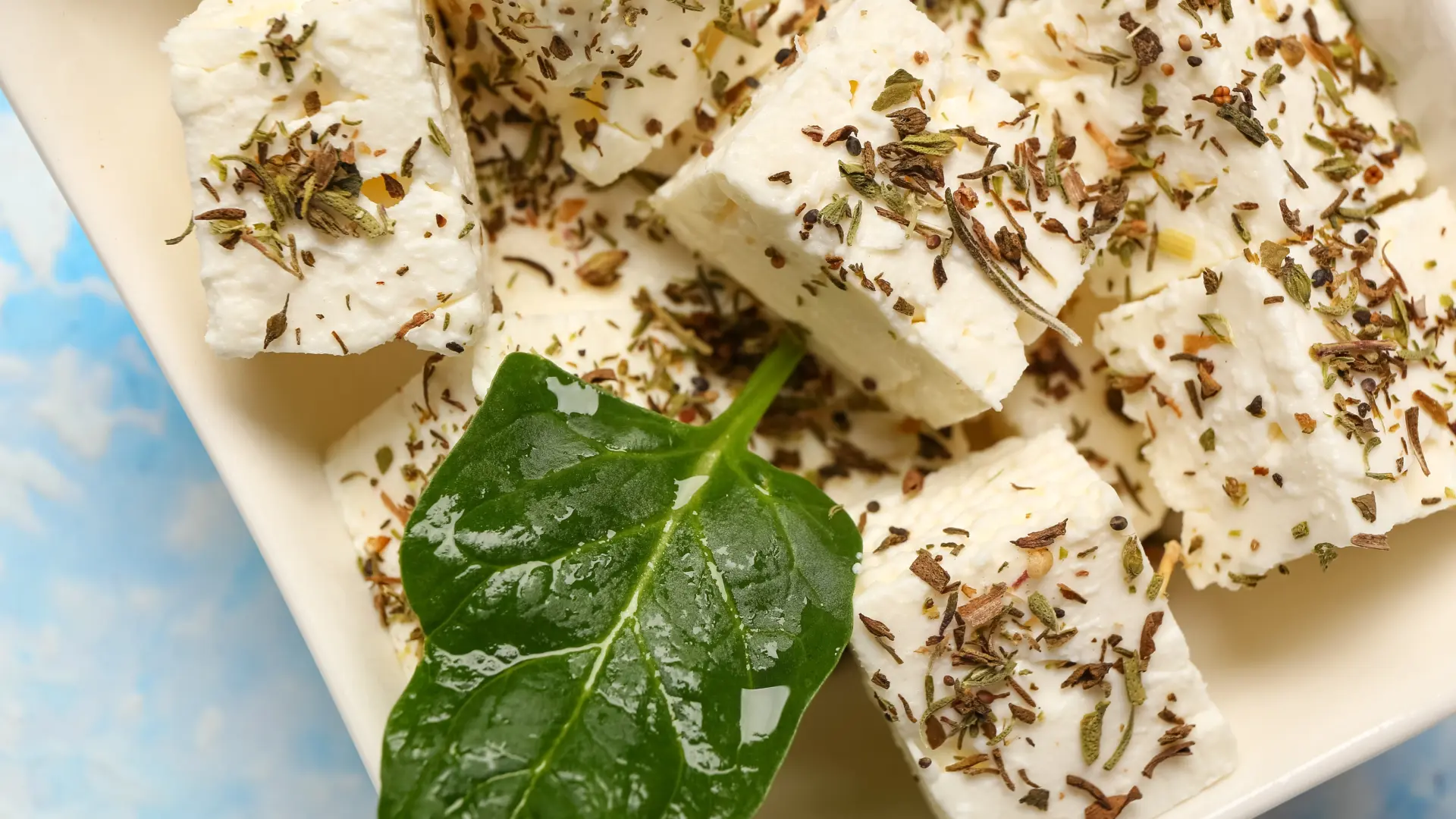feta sir shutterstock_2630940575-6a23e4c2f148e.webp