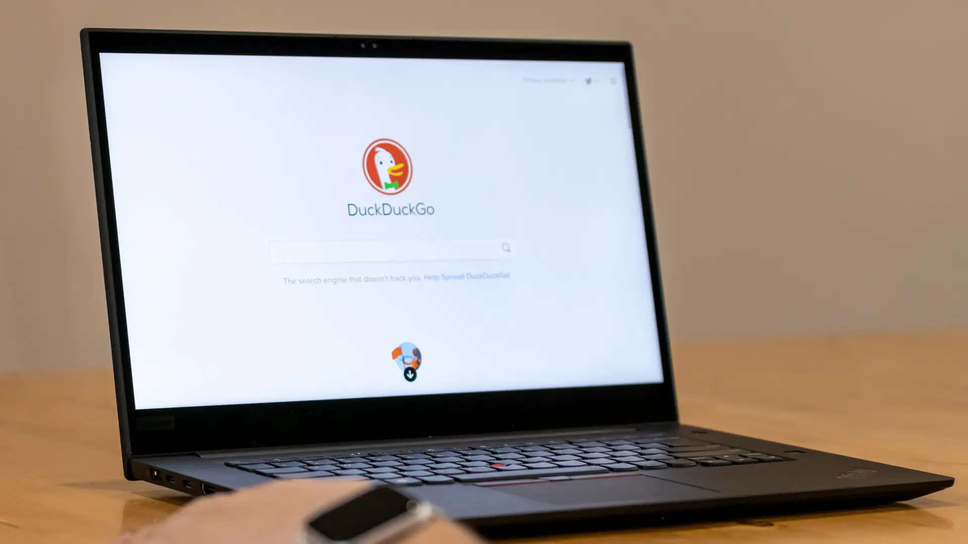 pretraživač DuckDuckGo laptop Shutterstock-6a1ff289c7dc5.webp