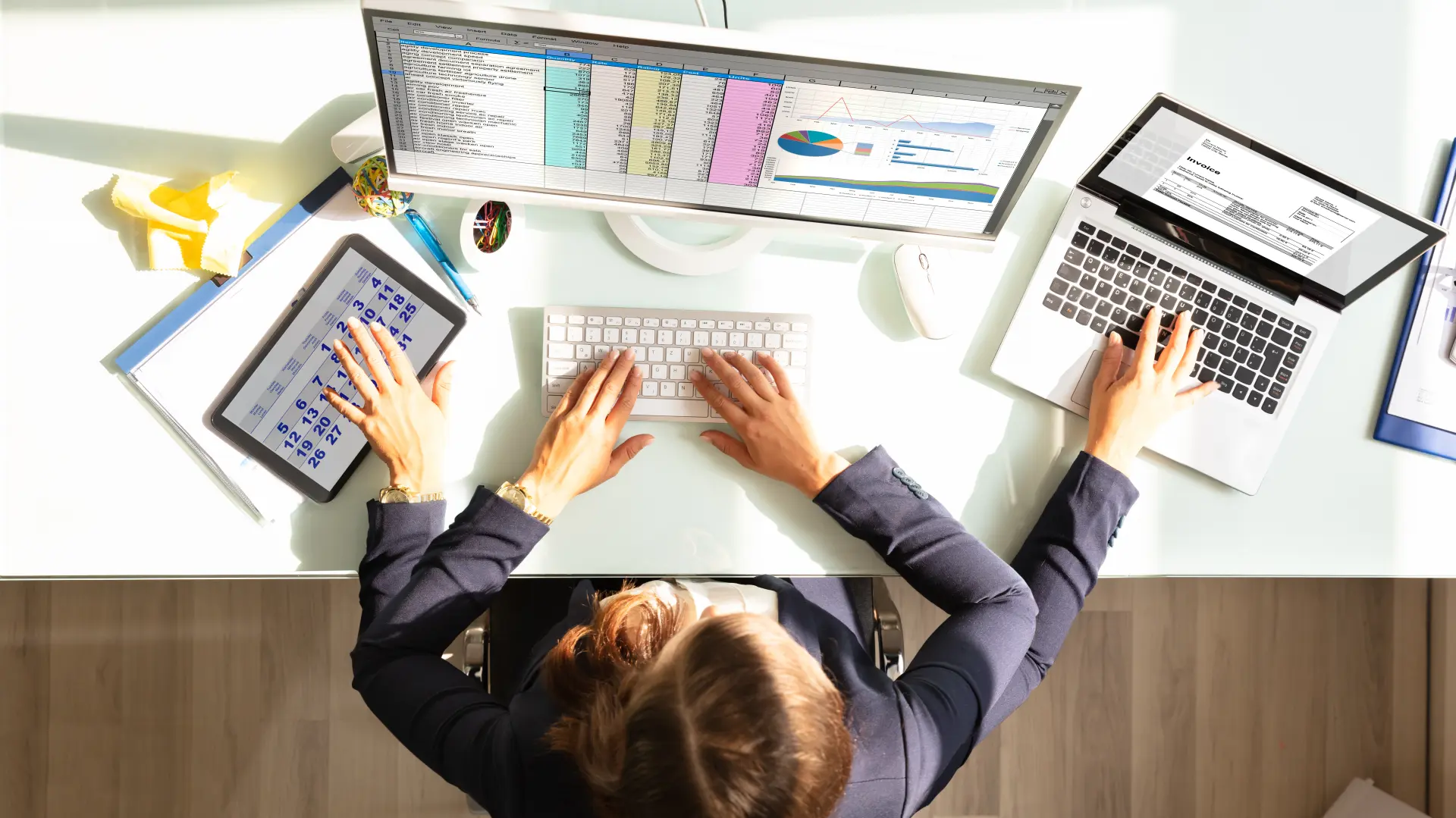 shutterstock_1179701791 posao vredna žena biznis multitasking obaveze gužva burnout-6a2295332aaa7.webp